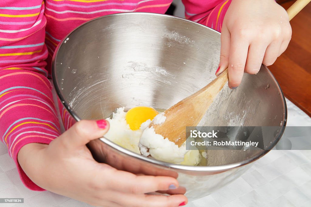 Mädchen mit Rührschüssel - Lizenzfrei Backen Stock-Foto