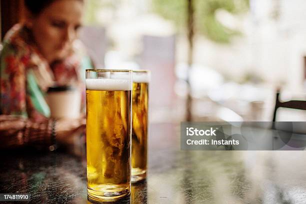 Bier Für Zwei Personen Stockfoto und mehr Bilder von 30-34 Jahre - 30-34 Jahre, Abgeschiedenheit, Abwarten