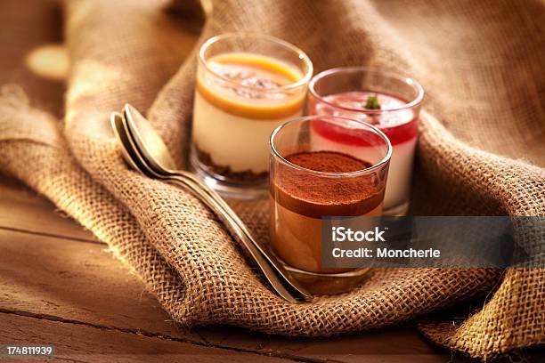 Himbeercremeschokoladenkaramellparfaits Stockfoto und mehr Bilder von Beere - Obst - Beere - Obst, Bildschärfe, Café