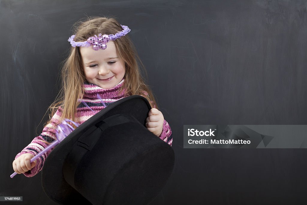 Linda garota na frente de um chalkboard - Foto de stock de Aprender royalty-free