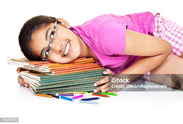 Foto de Alegre Menina Adolescente Índico Estudante Sonhar Com Os Livros Escolares e mais fotos de stock de 12-13 Anos