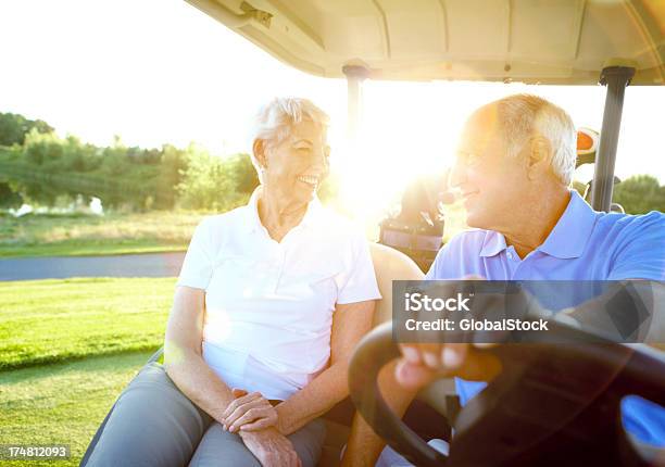 Sei La Sola Golf Partner Vorrei - Fotografie stock e altre immagini di Golf car - Golf car, Guidare, Uomini anziani