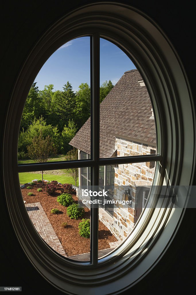 Custom ovale finestra e vista sul cortile. - Foto stock royalty-free di Albero