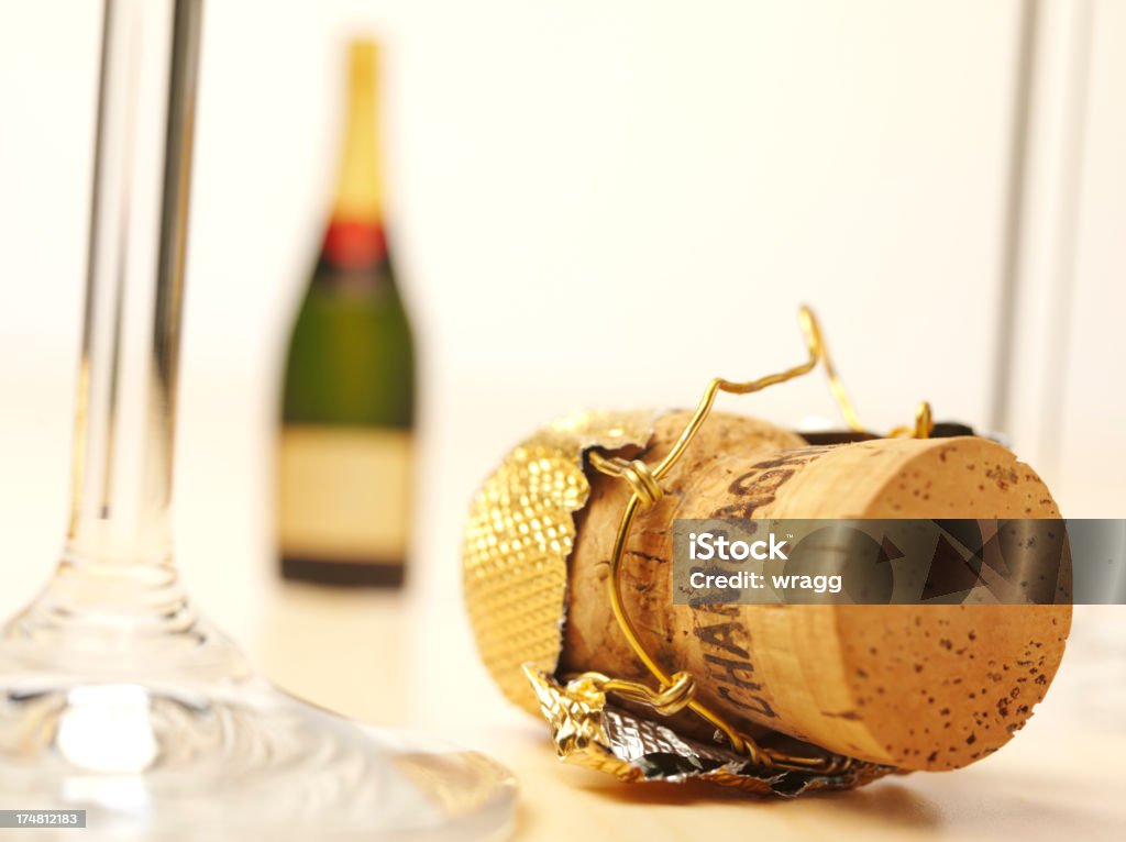 Champagner Cork mit einer Flasche Wein und Gläser - Lizenzfrei Alkoholisches Getränk Stock-Foto