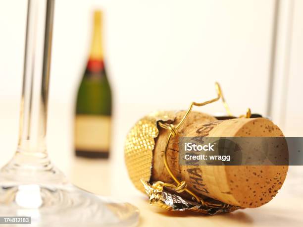 Champagner Cork Mit Einer Flasche Wein Und Gläser Stockfoto und mehr Bilder von Alkoholisches Getränk - Alkoholisches Getränk, Champagnerglas, Feiern