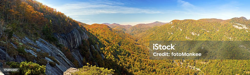 Hickory tuerca Gorge, Chimney Rock Park, Carolina del Norte, EE.UU. - Foto de stock de Acantilado libre de derechos