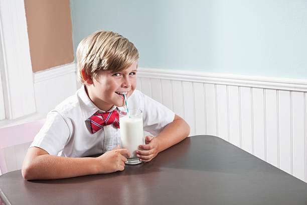 menino bebendo um copo de leite - sc0563 - fotografias e filmes do acervo