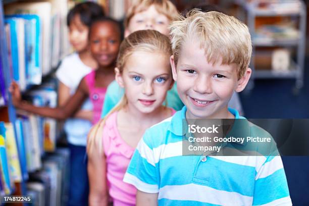 Tiempo Para La Clase Foto de stock y más banco de imágenes de Hacer cola - Hacer cola, Niño, Salón de clase