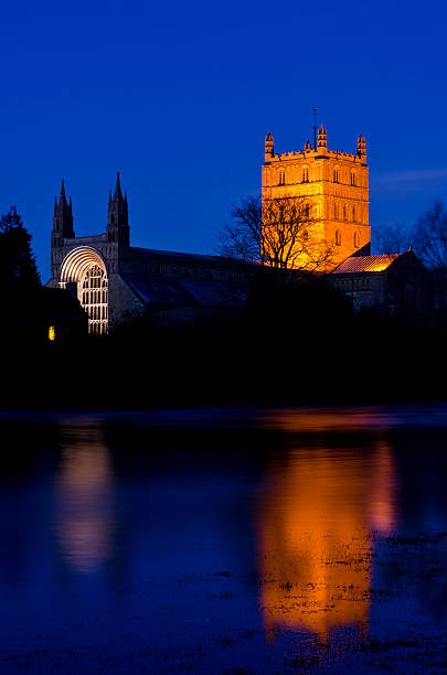 abadía de tewkesbury en la noche se refleja en el agua de mar - tewkesbury abbey fotografías e imágenes de stock