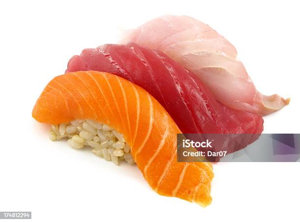 Sushi Foto de stock y más banco de imágenes de Sushi - Sushi, Fondo blanco, Alimento