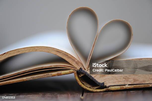 Deus É Amor - Fotografias de stock e mais imagens de Amor - Amor, Elegância, Aberto