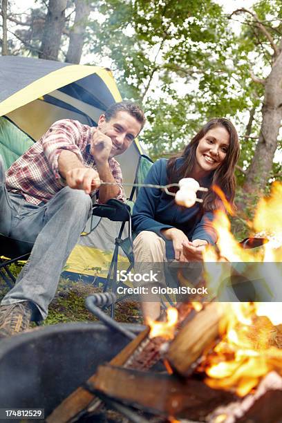 Foto de O Perfeito Acampamento A Sobremesa e mais fotos de stock de Acampar - Acampar, Adulto, Amor