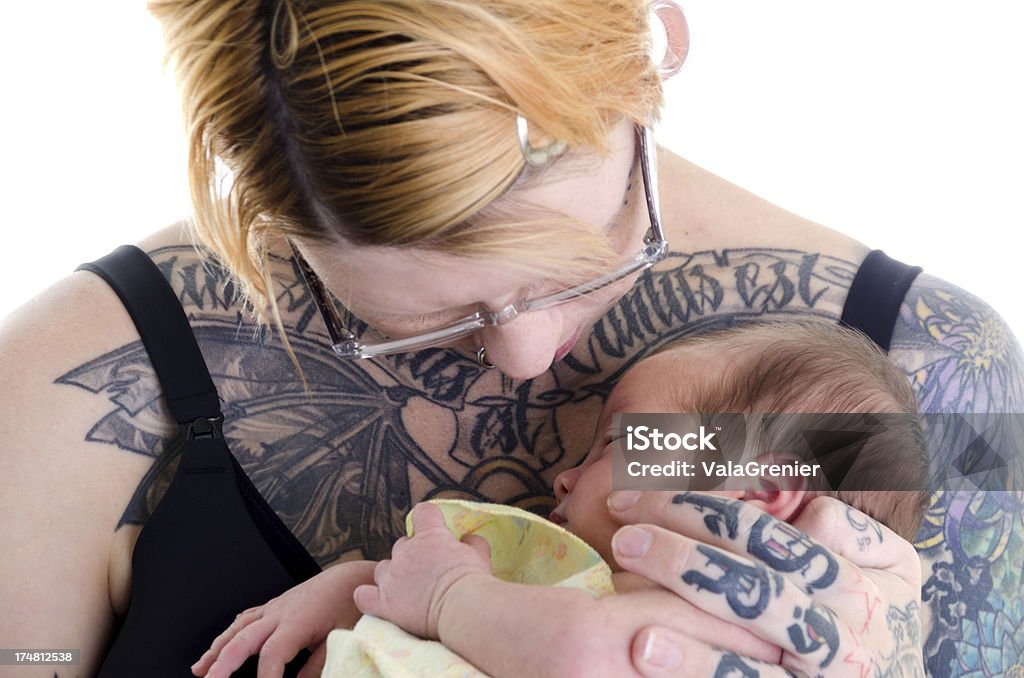 Gros plan de faire tatouer maman câlins de sa fille nouveau-né. - Photo de 0-1 mois libre de droits