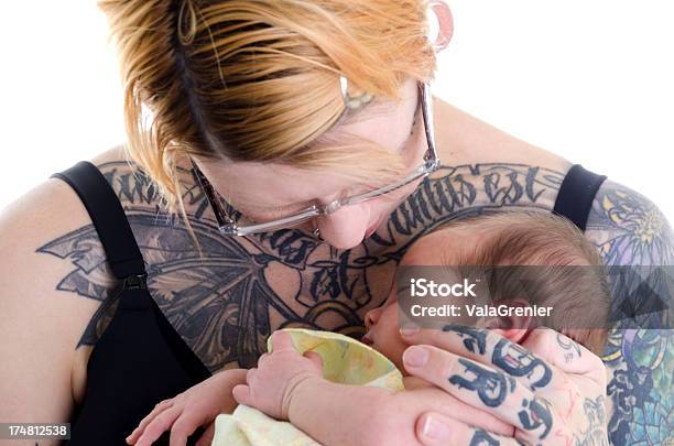 Cuddling Zbliżenie Tattooed Mama Z Noworodek Córka - zdjęcia stockowe i więcej obrazów 0 - 11 miesięcy