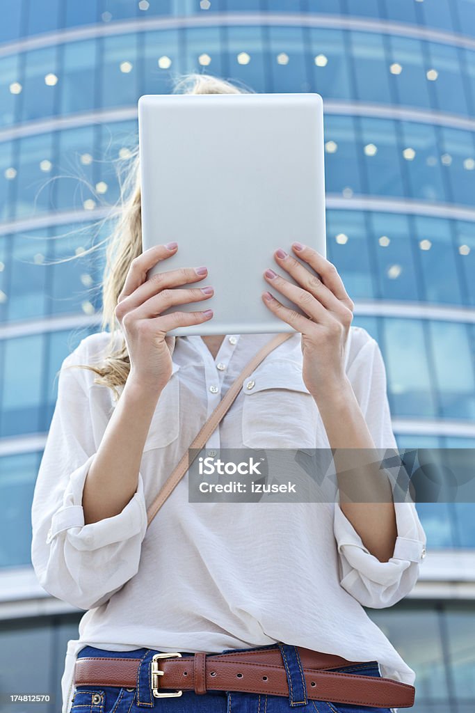Kobieta z cyfrowego tabletu - Zbiór zdjęć royalty-free (Kobiety)