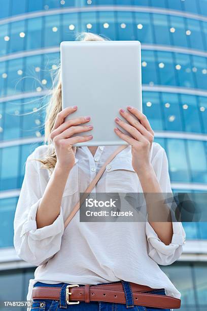Kobieta Z Cyfrowego Tabletu - zdjęcia stockowe i więcej obrazów Kobiety - Kobiety, Przed, Tablet