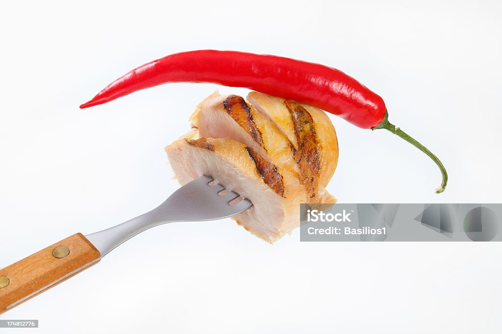 Poulet grillé avec des rondelles de piment sur une fourche - Photo de Aliment libre de droits