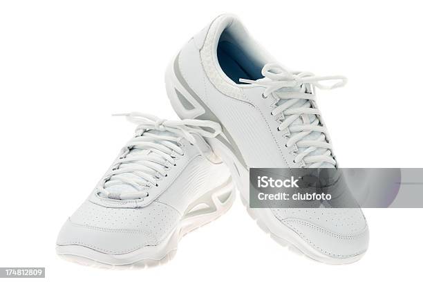 Белый Спортивная Обувь — стоковые фотографии и другие картинки Белый - Белый, Спортивный ботинок, Белый фон