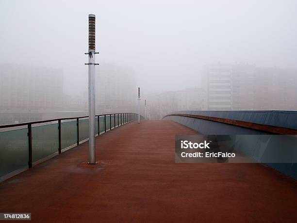 Photo libre de droit de Brouillard Passerelle banque d'images et plus d'images libres de droit de Architecture - Architecture, Brouillard, Décembre