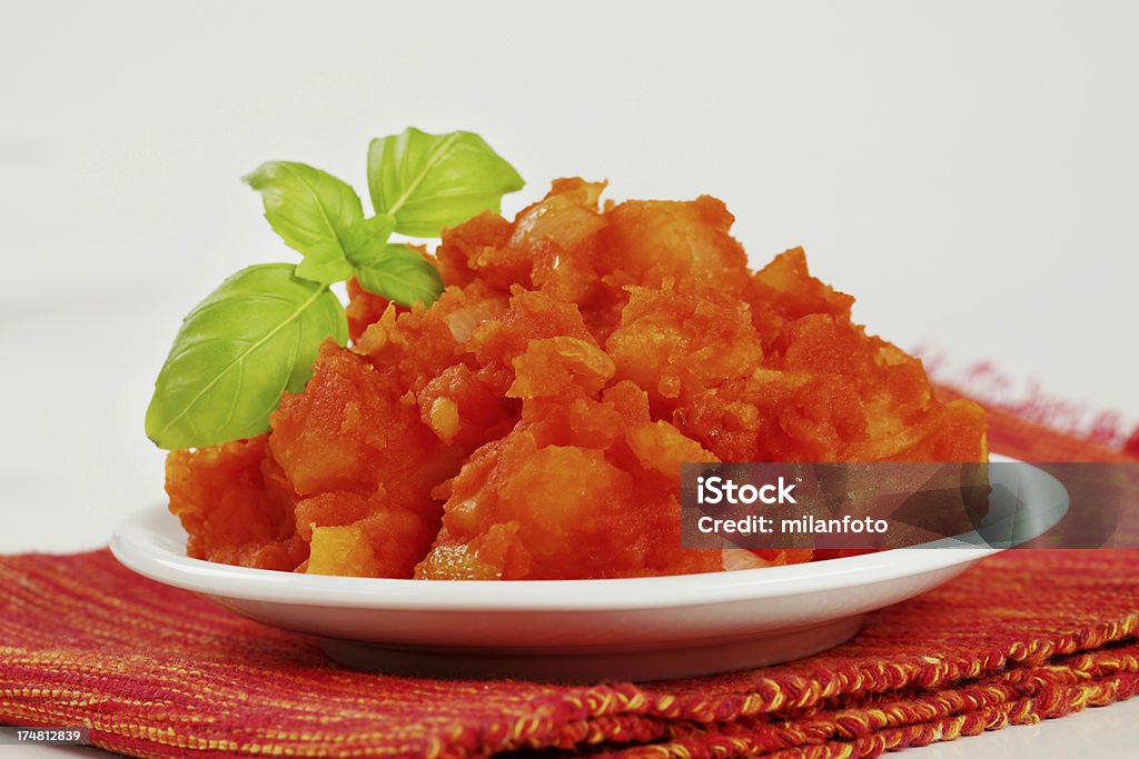 Purè di patate misto con salsa di pomodoro e cipolla - Foto stock royalty-free di Alimentazione sana