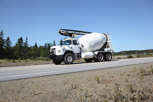 camião de cimento - truck motion road cement truck imagens e fotografias de stock