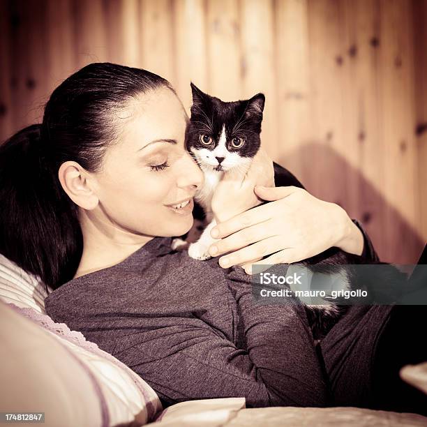 Женщина Играет С Ее Cat — стоковые фотографии и другие картинки 20-24 года - 20-24 года, 20-29 лет, 2000-2009
