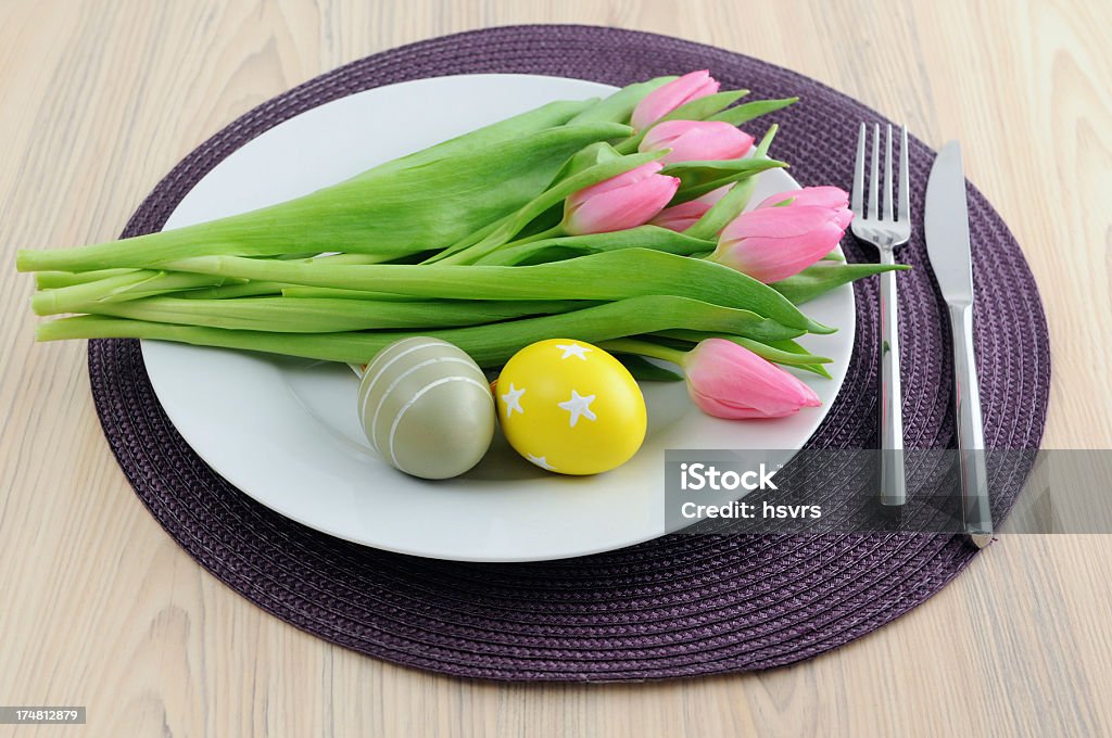 Monte Rosa tulipas e ovos de Páscoa em um prato - Foto de stock de Alimentação Saudável royalty-free