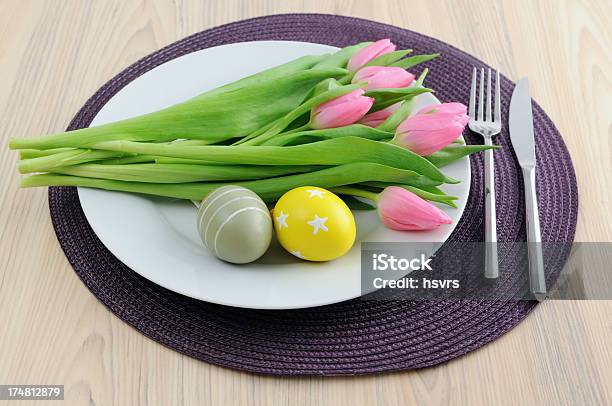 Foto de Monte Rosa Tulipas E Ovos De Páscoa Em Um Prato e mais fotos de stock de Alimentação Saudável - Alimentação Saudável, Almoço, Amarelo