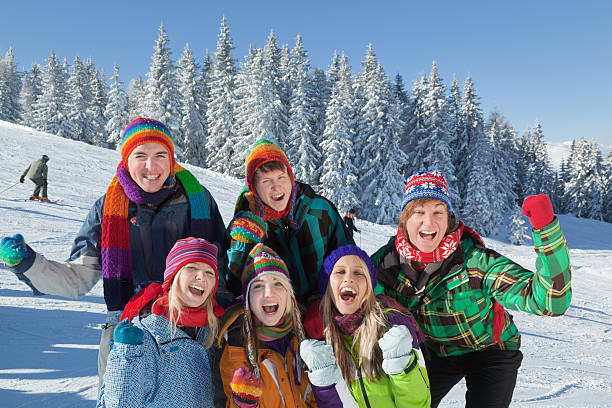 gruppe von glücklichen jungen leute feiern in ski area - people group of people friendship salzburg stock-fotos und bilder