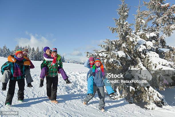 Tre Giovane Coppia Piggyback In Inverno Paesaggio A Piedi - Fotografie stock e altre immagini di Abete