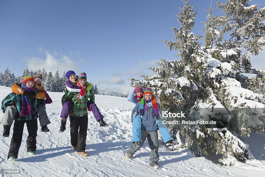 Trzy młode pary spaceru Nosić na barana w zimowy krajobraz - Zbiór zdjęć royalty-free (20-29 lat)