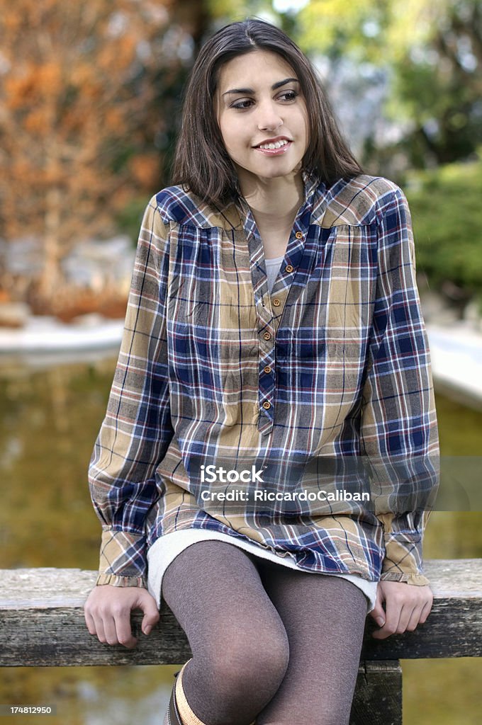 어린 소녀 앉아 목재 울타리 - 로열티 프리 가을 스톡 사진