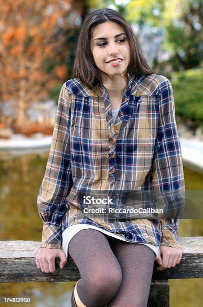 어린 소녀 앉아 목재 울타리 가을에 대한 스톡 사진 및 기타 이미지 - 가을, 여자, 한 명의 여자만