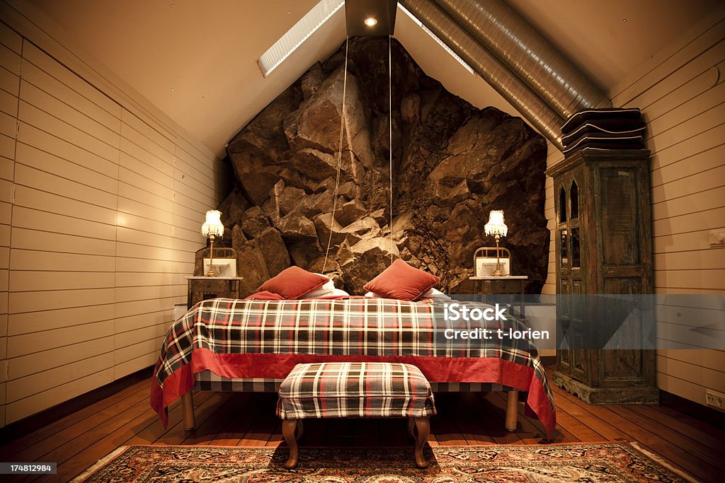 Camera da letto "on the rocks". - Foto stock royalty-free di Camera da letto