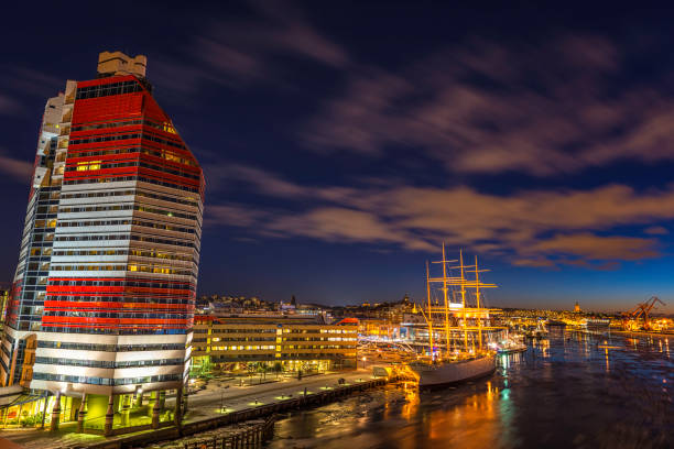 porto de gotemburgo à noite - gothenburg city urban scene illuminated - fotografias e filmes do acervo