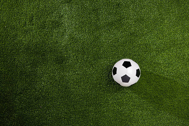 pallone da calcio su sfondo verde erba - lawn ball circle green foto e immagini stock