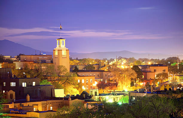 Santa Fe Downtown Santa Fe, New Mexico at dusk. Santa Fe is the capital of the state of New Mexico. Santa Fe is the oldest capital city in the United States and the oldest city in New Mexico. Santa Fe is known for world-renowned art galleries, southwestern food,music and fine dining and its scenic beauty santa fe new mexico stock pictures, royalty-free photos & images