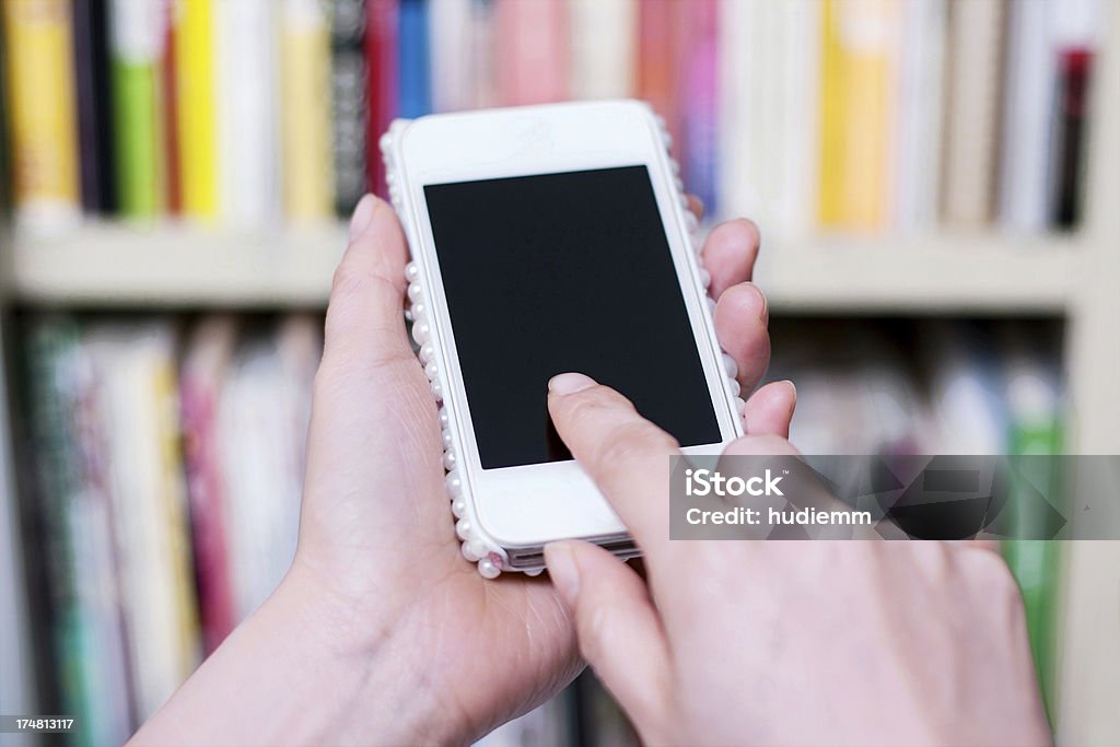 Usando Telefone Inteligente - Royalty-free Aluno da Universidade Foto de stock