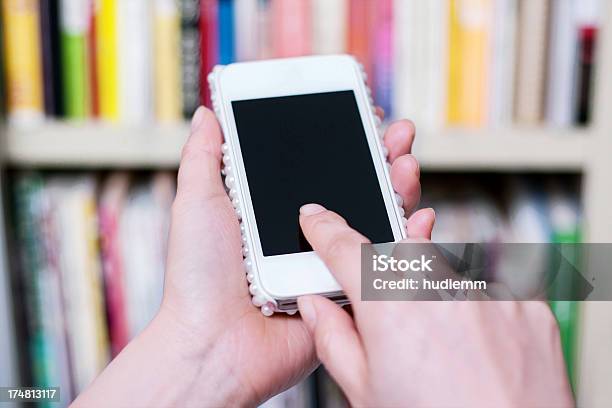 Usando Telefone Inteligente - Fotografias de stock e mais imagens de Aluno da Universidade - Aluno da Universidade, Biblioteca, Telefone