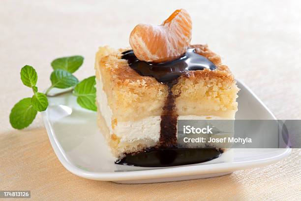 Photo libre de droit de Cheesecake Avec Mandarine banque d'images et plus d'images libres de droit de Aliment - Aliment, Aliment en portion, Assiette