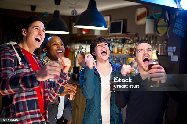 Sports Bar Stockfoto und mehr Bilder von Fünf Personen - Fünf Personen, Lokal, Männer