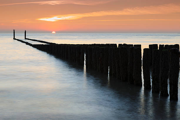 스택스 깨는 한 압살했다 귀하와 함께 네덜란드 코스트 - horizon over water blurred motion long exposure zeeland 뉴스 사진 이미지