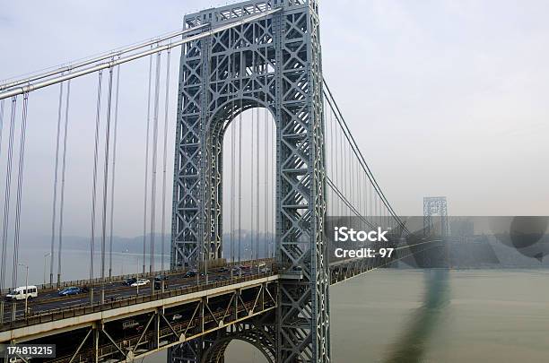 George Washington Bridge En La Niebla Foto de stock y más banco de imágenes de Acero - Acero, Aire libre, Cable de acero