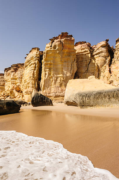 bela ras al-jinz beach - oman beach nature stone imagens e fotografias de stock