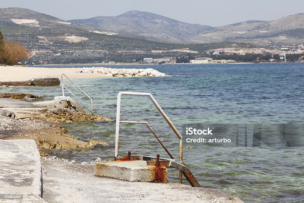 Escaliers au turquoise de la plage méditerranéenne Trogir Croatie - Photo de Bleu libre de droits