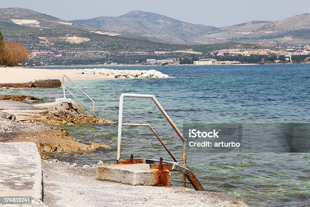 Schody Na Turkusowe Morze Śródziemne Beach Trogir Chorwacja - zdjęcia stockowe i więcej obrazów Betonowy