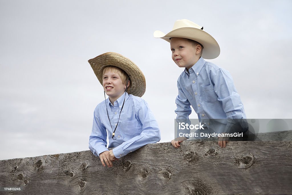 Hermanos disfrutando de una valla de madera Corral - Foto de stock de 10-11 años libre de derechos