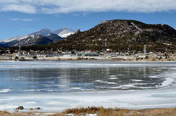 estes park, colorado - cold lake frozen estes park stock-fotos und bilder