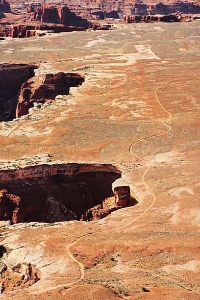 aeroporto canyonlands terreno selvagem no deserto - red rocks rock canyon escarpment - fotografias e filmes do acervo