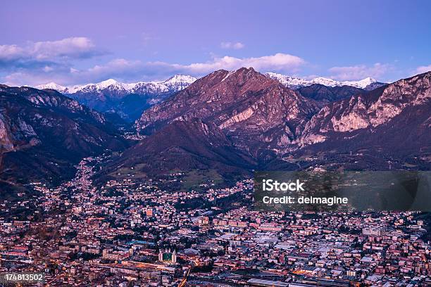 Lecco Crepuscolo Paesaggio - Fotografie stock e altre immagini di Ambientazione esterna - Ambientazione esterna, Attrezzatura per illuminazione, Blu